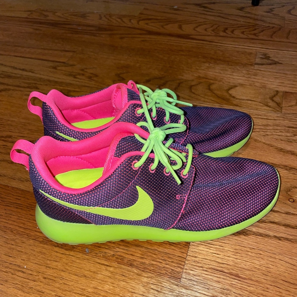 WORN ONCE! Nike Roshe One size 7.5